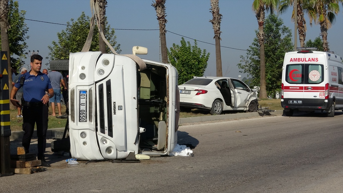 Adana'nın Ceyhan ilçesinde otomobil ile minibüs çarpıştı, 1 kişi öldü 3 kişi yaralandı