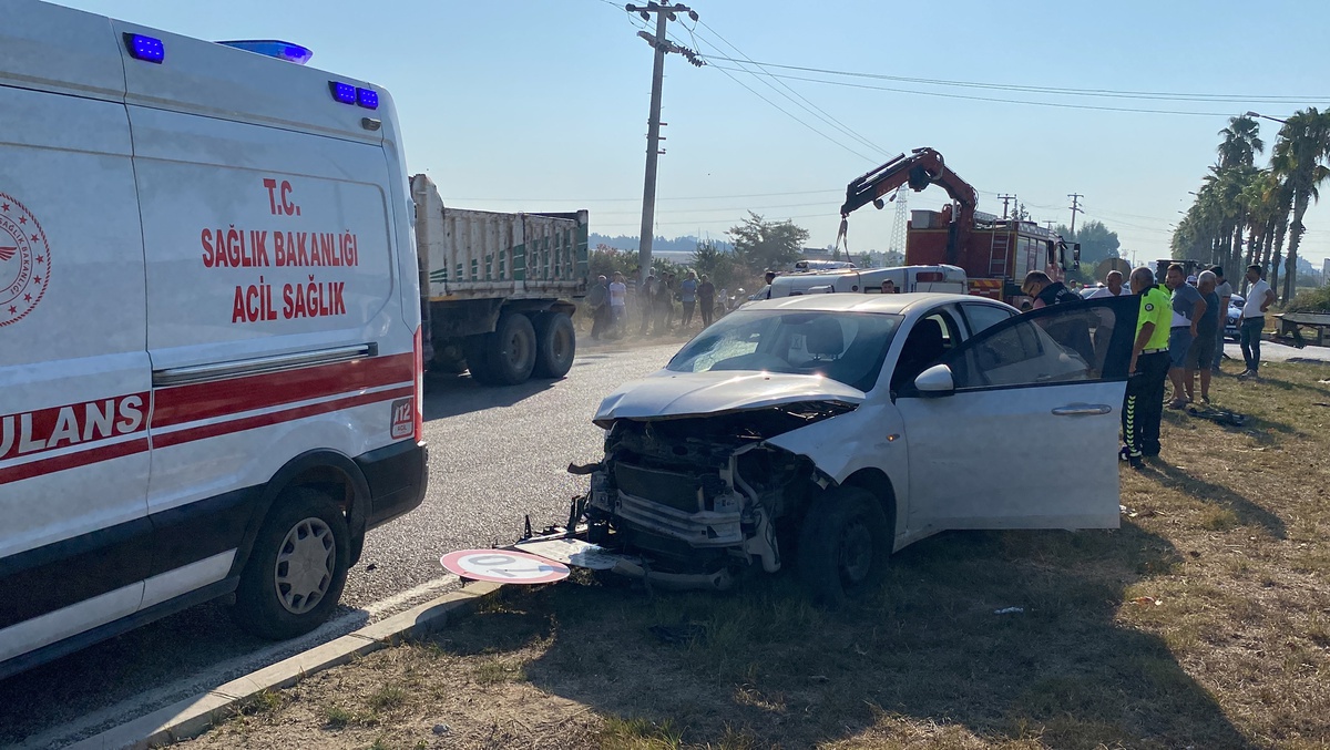 Ceyhan'da Minibüs ile Otomobil Çarpıştı: 1 Ölü, 3 Yaralı