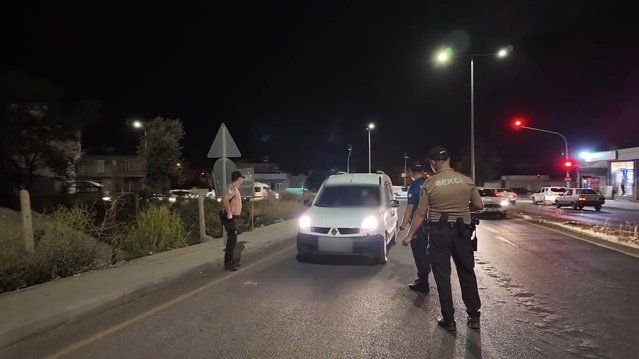 Adıyaman kent merkezinde 310 personelle asayiş denetimi: 2 aranan yakalandı, 157 bin 903 lira trafik cezası