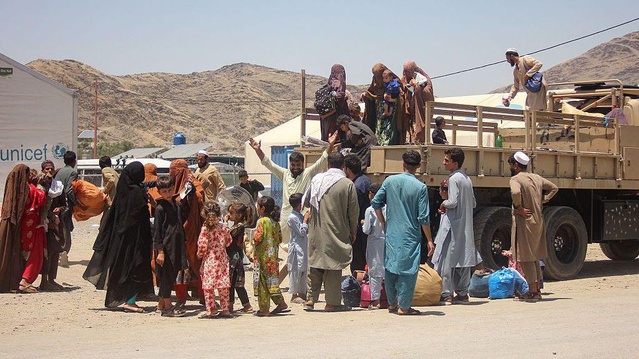 Pakistan ve İran'dan bir milyon Afgan zorla sınır dışı edildi, Torkham'daki dönüş yolculuğunda umutsuzluk hakim