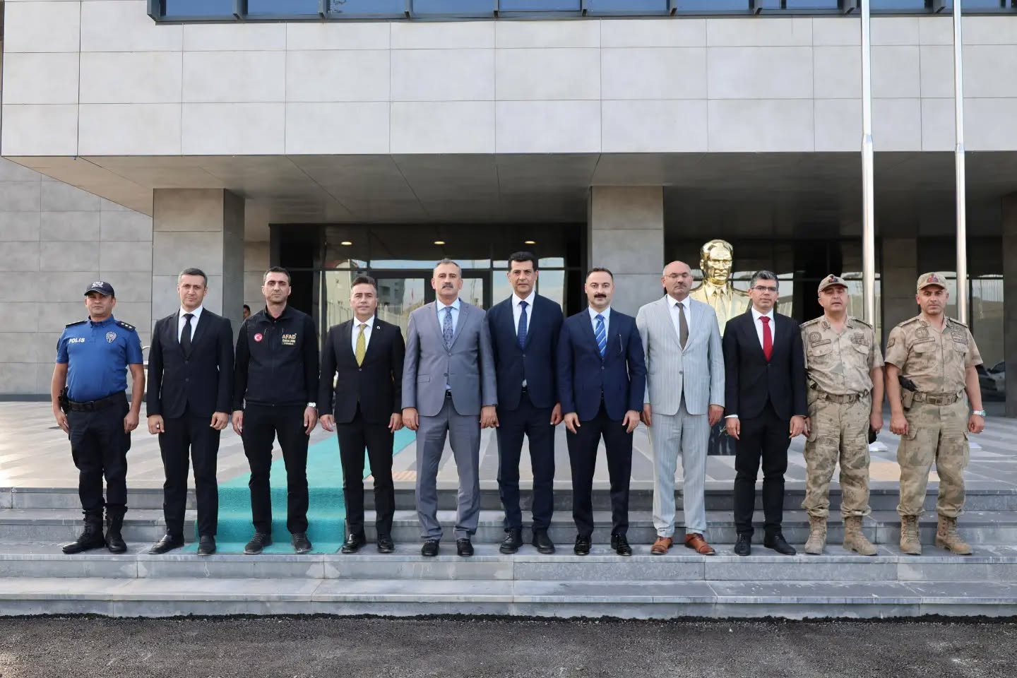 Ağrı Valisi Bozkurt Doğubayazıt'ta Çimento Fabrikası, Nuh'un Gemisi Alanı ve Gürbulak Gümrük Kapısı'nda İncelemelerde Bulundu