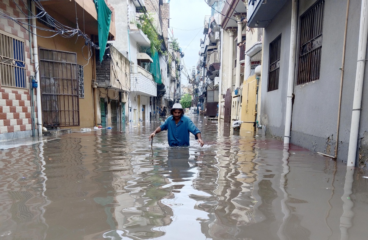 Rawalpindi'de sağanak birçok mahalleyi su altında bıraktı