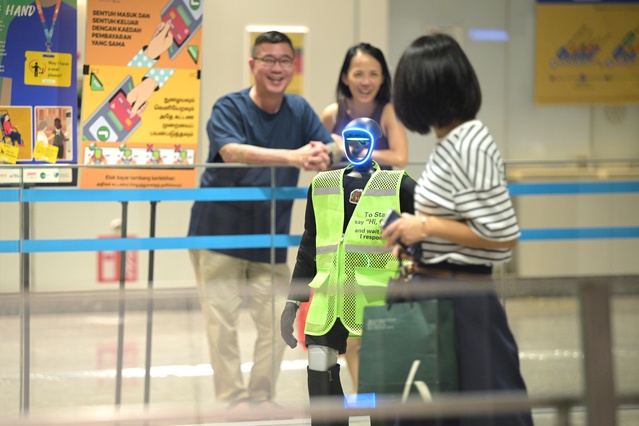 Singapur'da insansı robot Olly MRT istasyonunda yolculara hizmet verecek