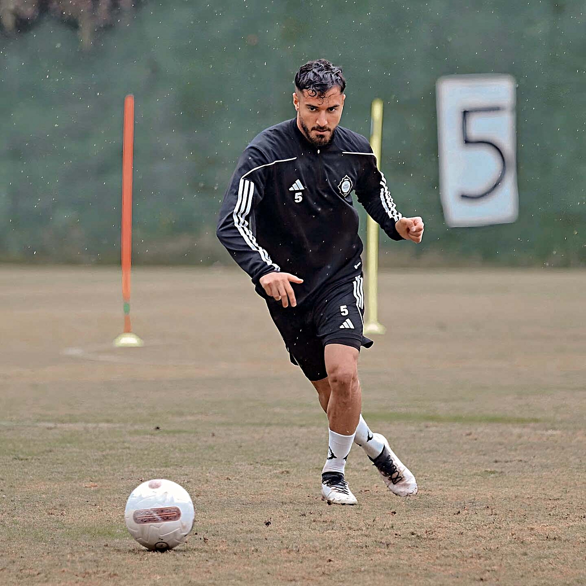 Altay, alacağı bulunan stoper Sefa Özdemir ile yeniden anlaşmak için görüşmeye başladı