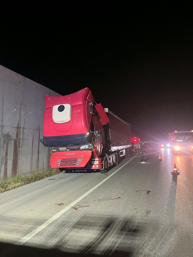 Amasya'da arızalanan tırı tamir eden kişiye otomobil çarptı, yolcu ağır yaralandı
