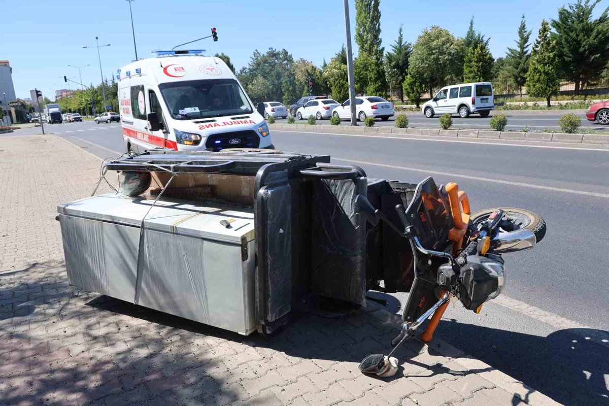 Nevşehir'de ambulansa yol veren tır sürücüsü motosiklete çarptı, 1 yaralı
