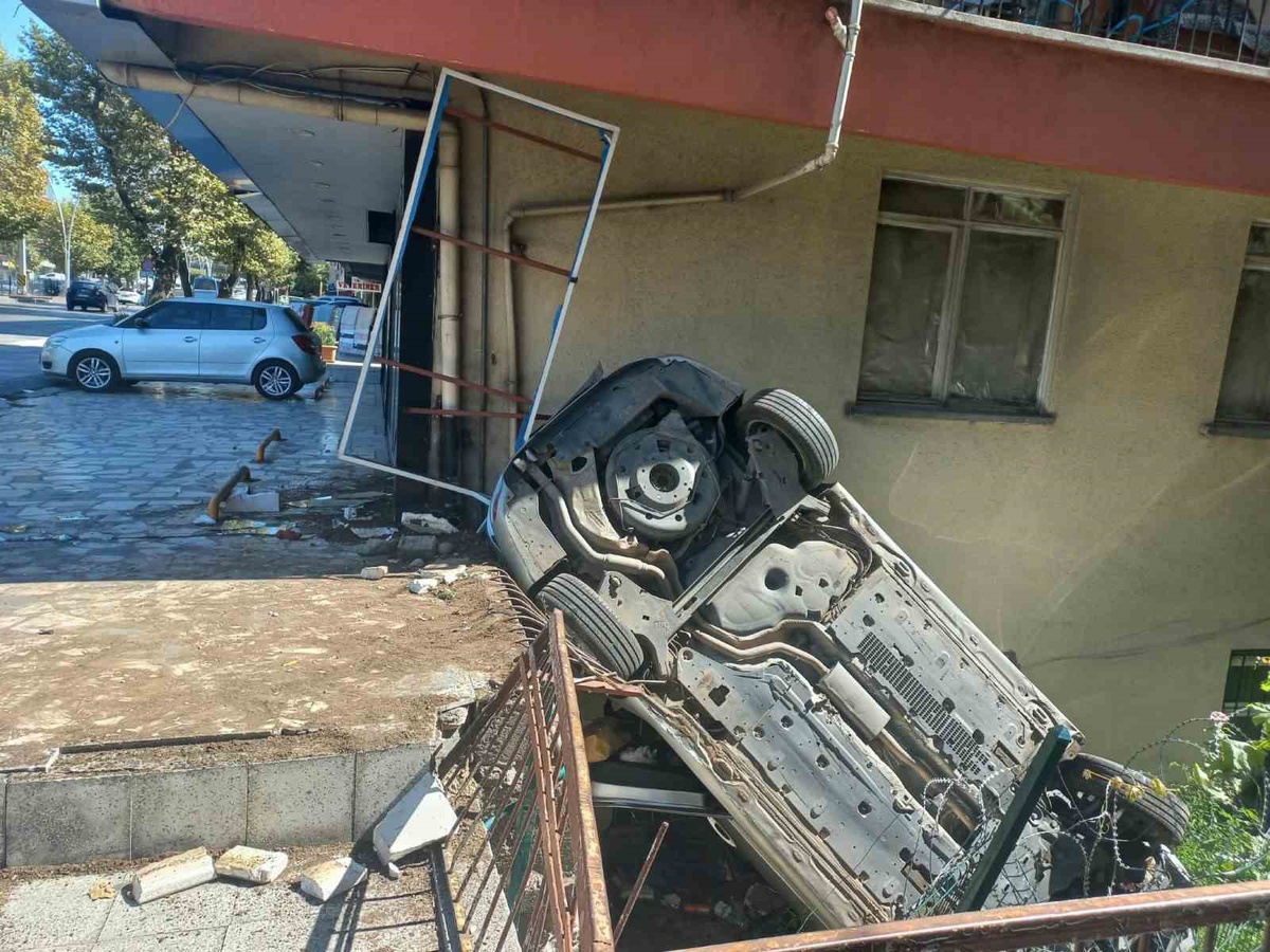 Ankara'da gece kazası: 1 hafif yaralı