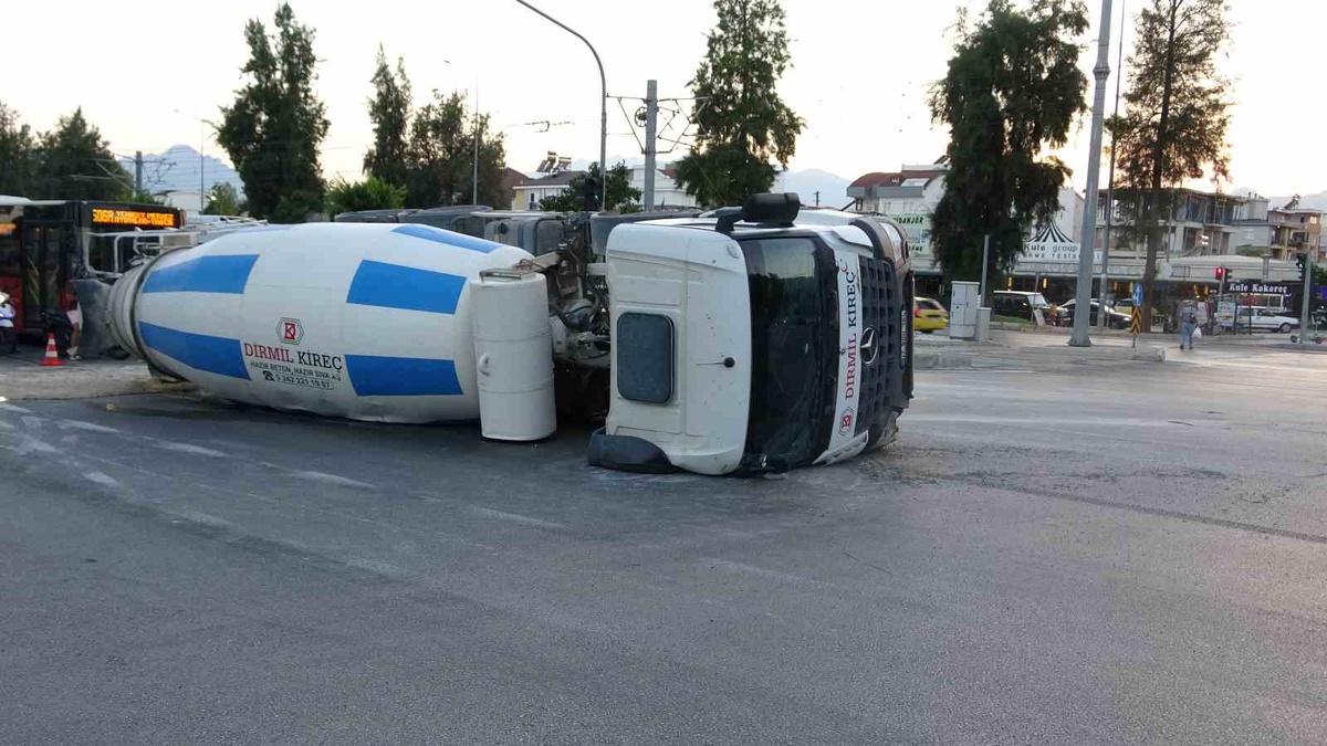 Antalya'da kavşakta beton mikseri devrildi, sürücü S.B. yaralanarak hastaneye kaldırıldı
