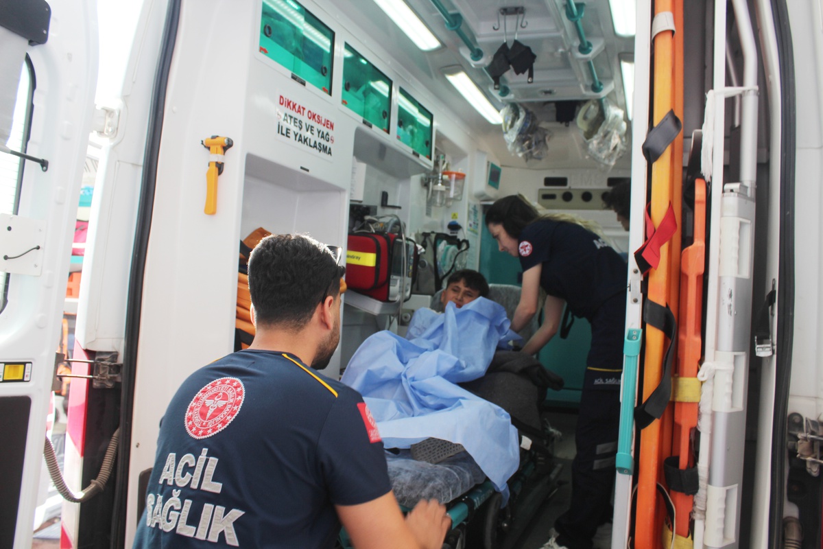 Aksaray'da elma toplarken arıdan korkup düşen çocuğun koluna demir saplandı
