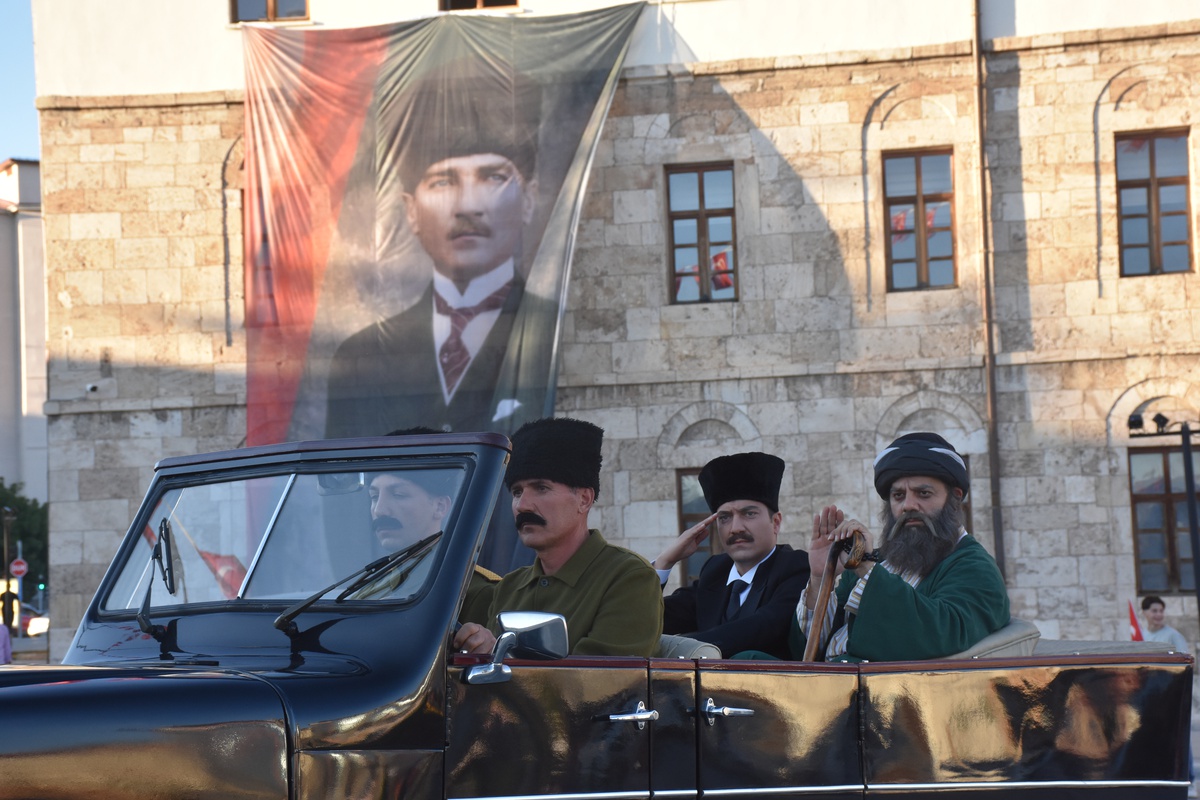 Sivas Kongresi'nin 107. yıl dönümünde Atatürk'ün gelişi temsili canlandırıldı