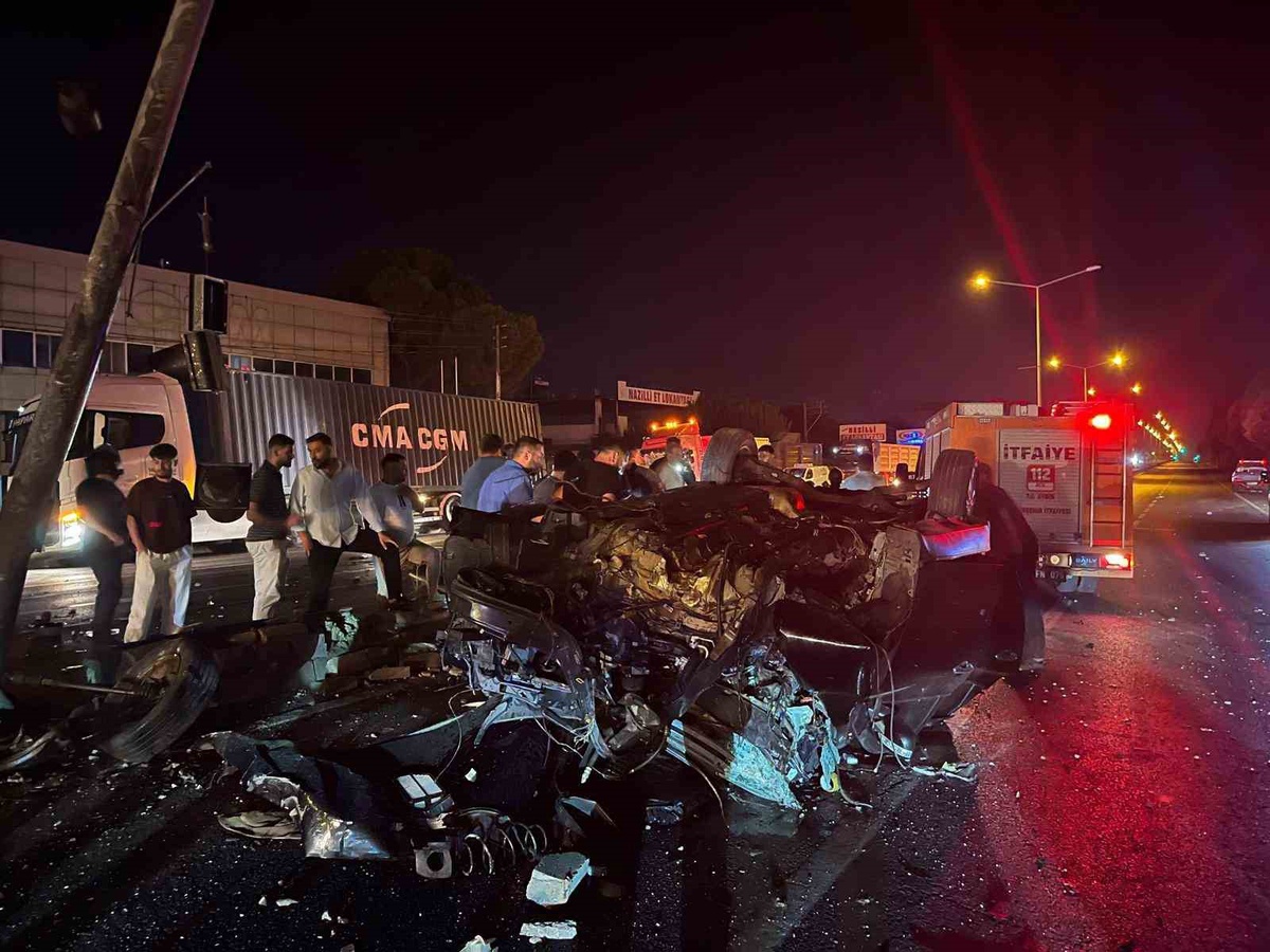 Aydın’da direğe çarpan otomobil paramparça oldu: 4 yaralı