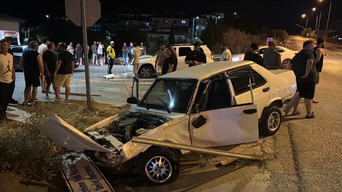 Aydın'ın Söke ilçesinde iki otomobil ve motosikletin karıştığı zincirleme kazada sürücü hayatını kaybetti