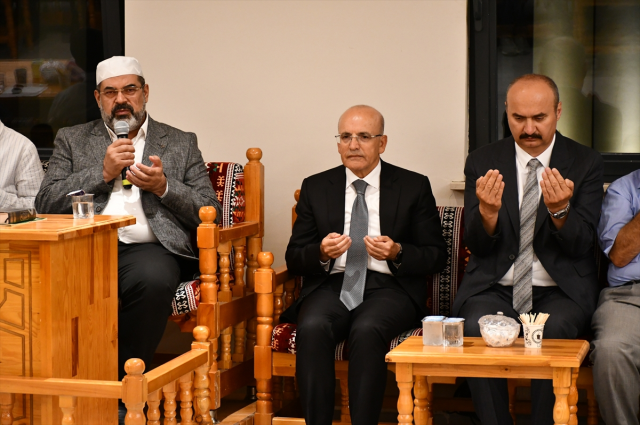 Bakan Şimşek, spor salonu yangınında hayatını kaybeden yeğeninin taziyesine katıldı