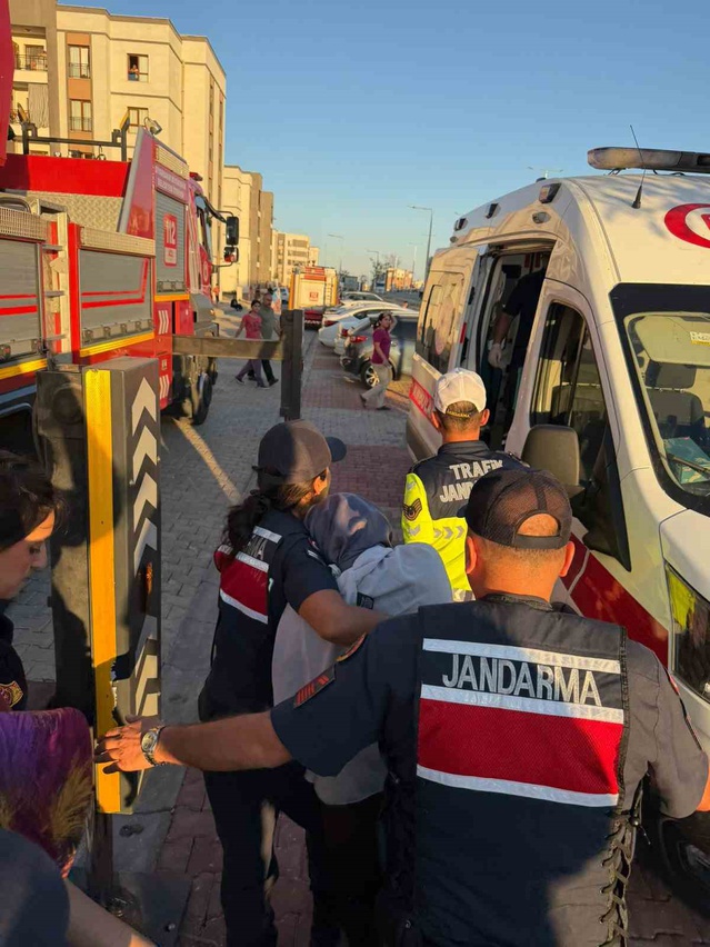 Diyarbakır Bağlar'da balkondan atlayan kadın alt kattaki komşunun müdahalesiyle kurtarıldı