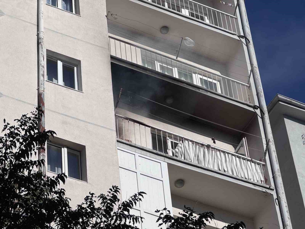 Kayseri Melikgazi'de balkonda çıkan yangın eve sıçramadan söndürüldü