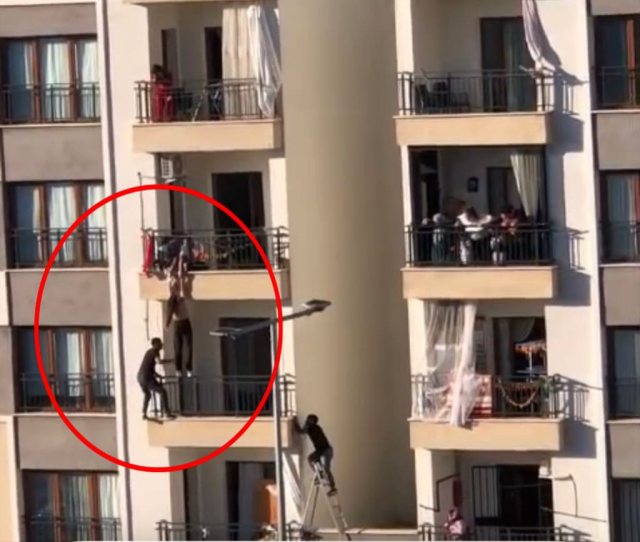 Balkondan düşmek üzere olan çocuğu korkuluklara tırmanarak kurtardı
