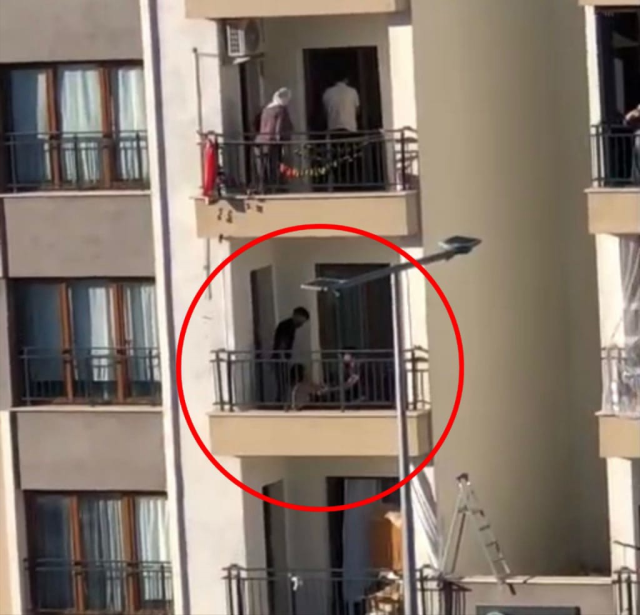 Balkondan düşmek üzere olan çocuğu korkuluklara tırmanarak kurtardı