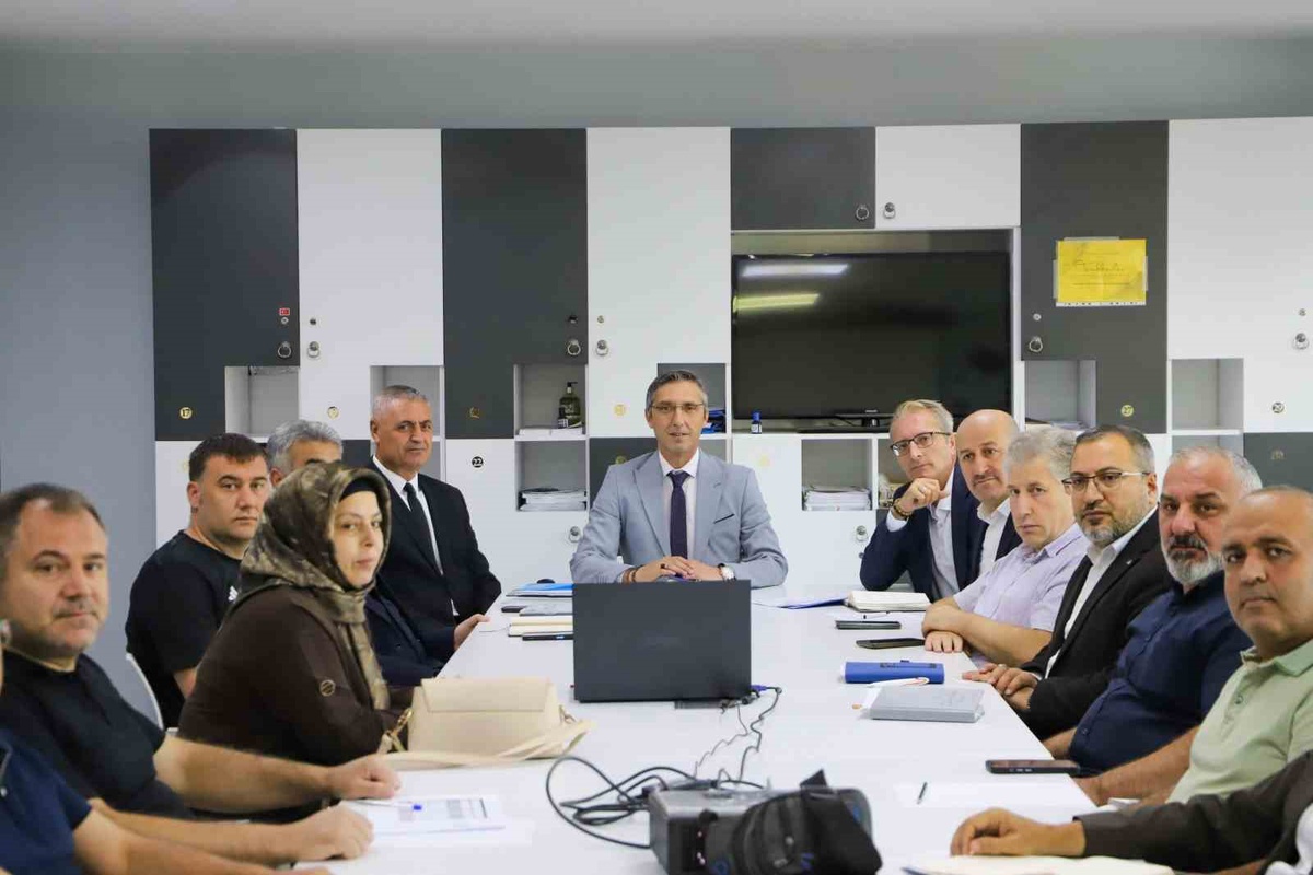 Bayburt'ta Ortaöğretim Kurumu Müdürleri Toplantısı: 2026-2027 Eğitim Yılı Çalışmaları Ele Alındı