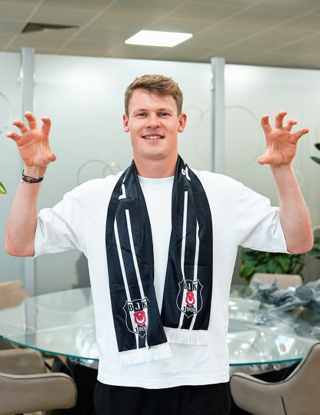 Beşiktaş'ın yıldızı İstanbul'u böyle keşfediyor! İETT'ye binip Taksim'e gitti