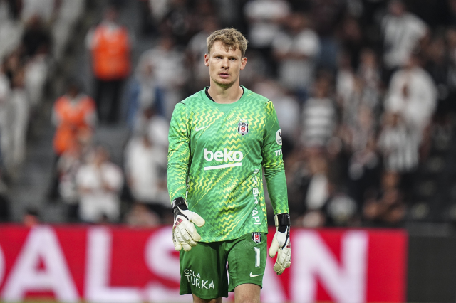 Beşiktaş'ın yıldızı İstanbul'u böyle keşfediyor! <a class='keyword-sd' href='/iett/' title='İETT'>İETT</a>'ye binip <a class='keyword-sd' href='/taksim/' title='Taksim'>Taksim</a>'e gitti
