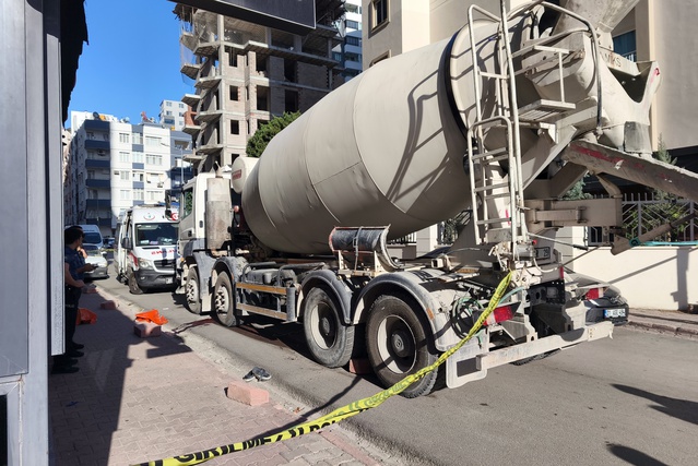 Adana Seyhan'da geri manevra yapan beton mikseri bir yayanın ölümüne neden oldu