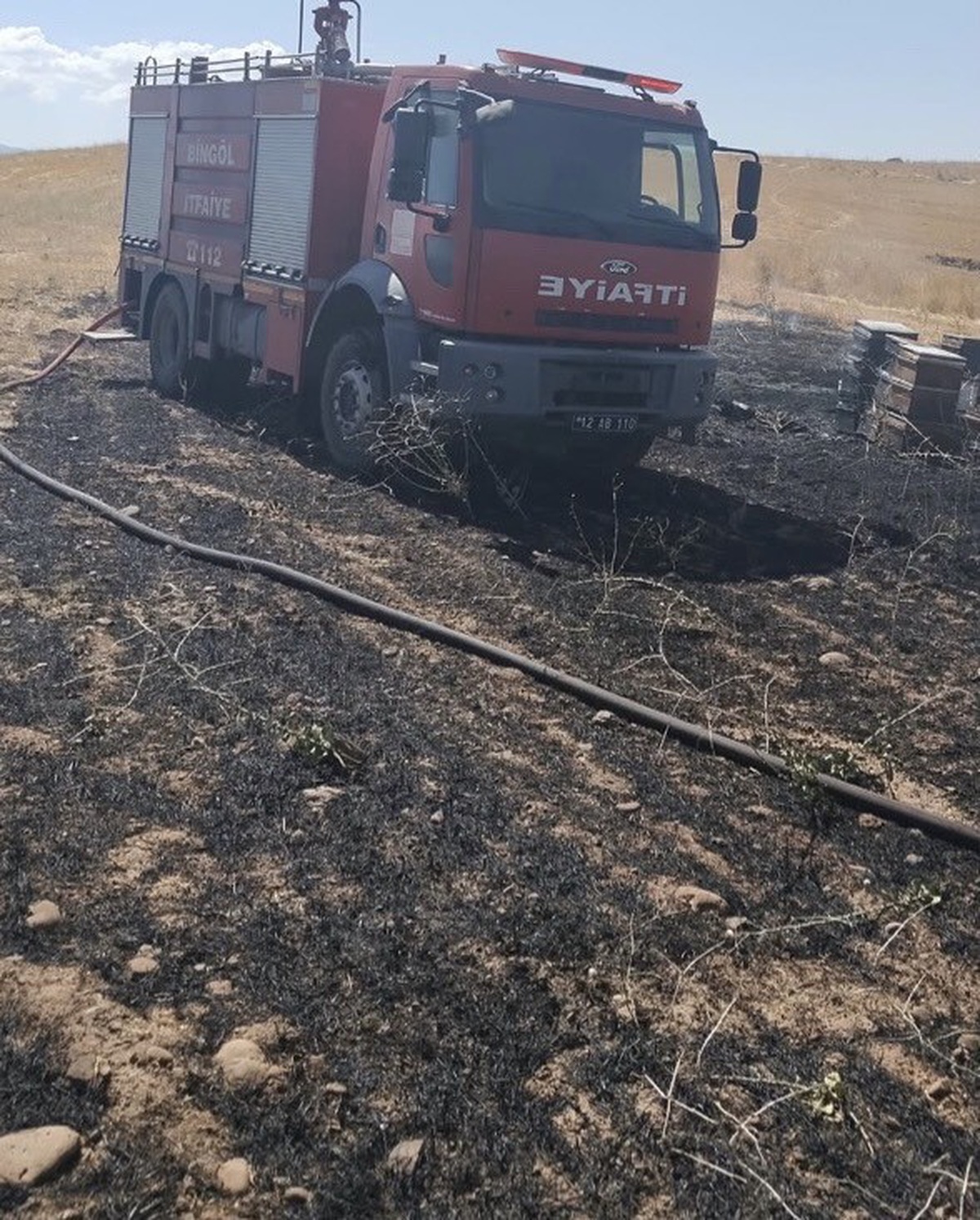 Bingöl Çevreyolu'nda anız yangını itfaiyenin hızlı müdahalesiyle söndürüldü