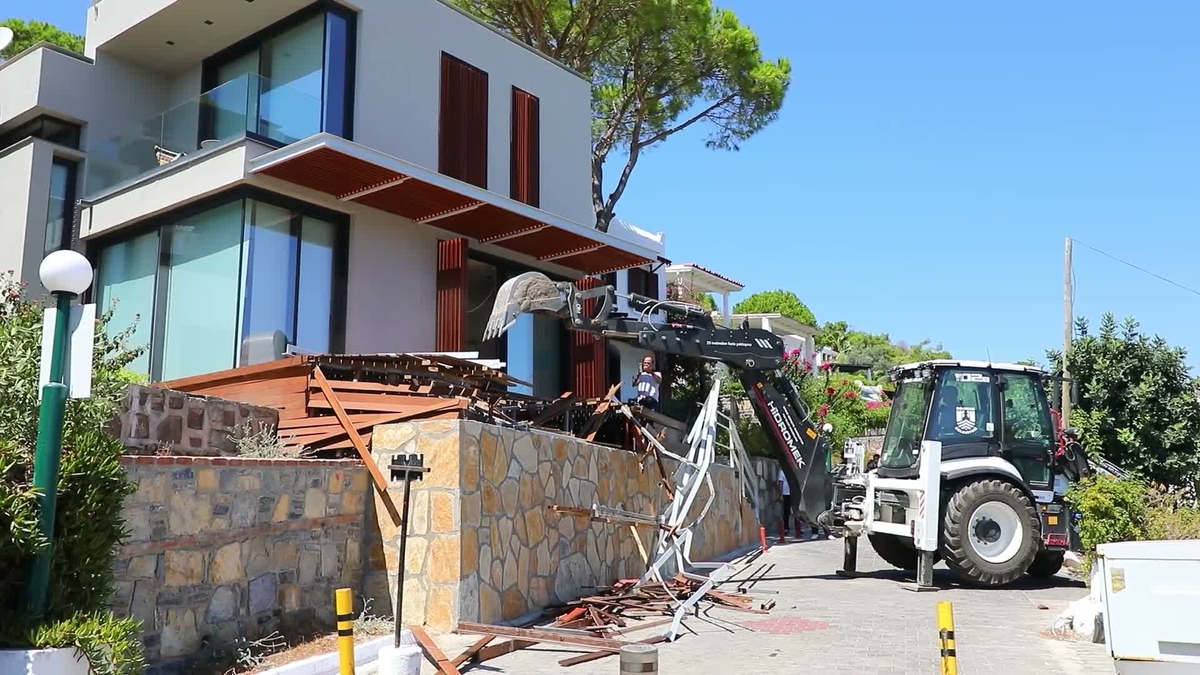 Bodrum’da kaçak yapılar yıkılıyor
