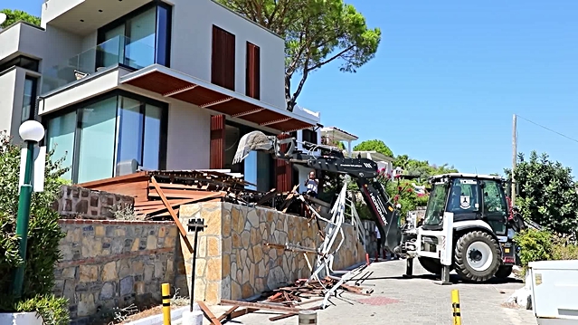 Bodrum’da kaçak yapılar yıkılıyor