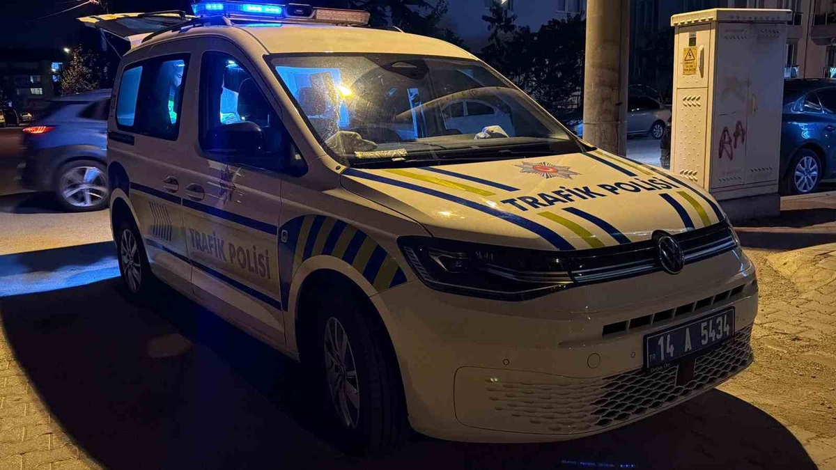 Bolu'da Kültür Mahallesi'nde taksi ile motosikletin çarpıştığı kazada kurye yaralandı