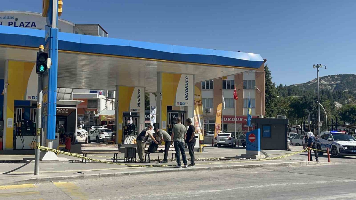 Burdur'da şüpheli çanta paniği, fünyeyle patlatıldı; içinden kadın kıyafetleri çıktı