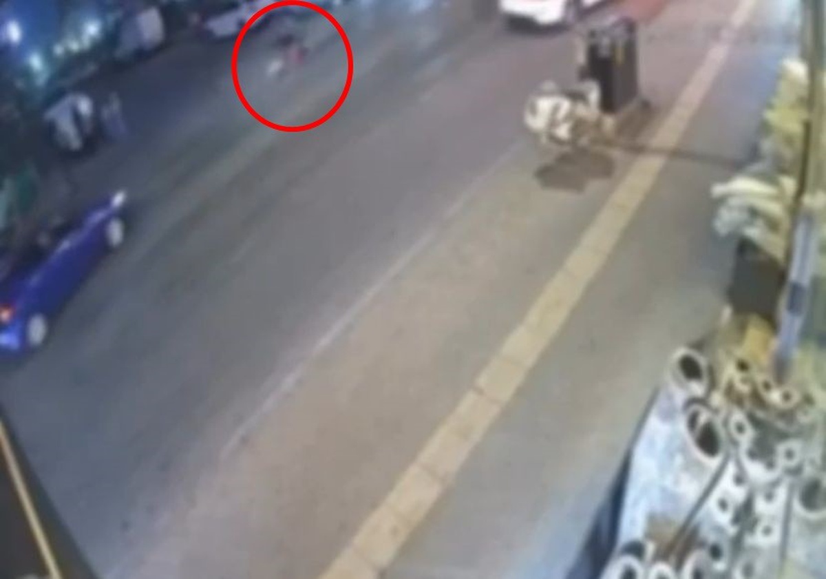 Bursa Yıldırım'da kurye motosikleti devrilip otomobile çarptı; sürücü yaralandı