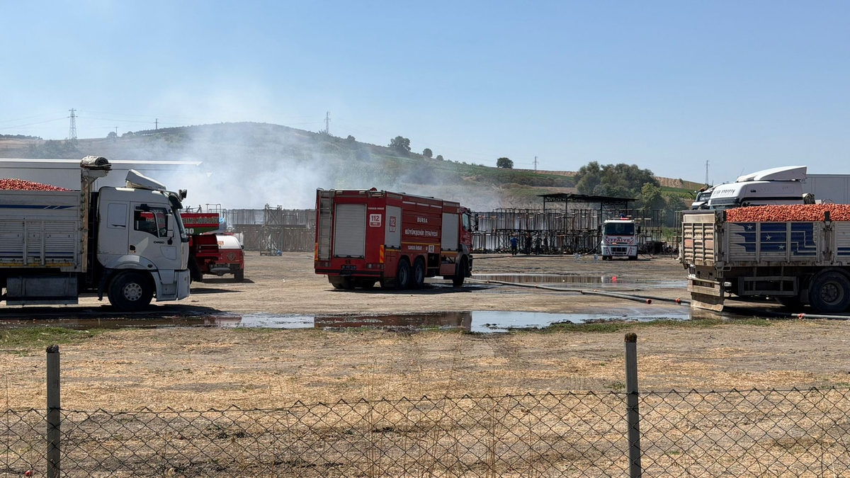 Bursa Mustafakemalpaşa'da fabrika bahçesindeki plastik kasalarda yangın