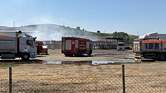 Bursa Mustafakemalpaşa'da fabrika bahçesindeki plastik kasalarda yangın