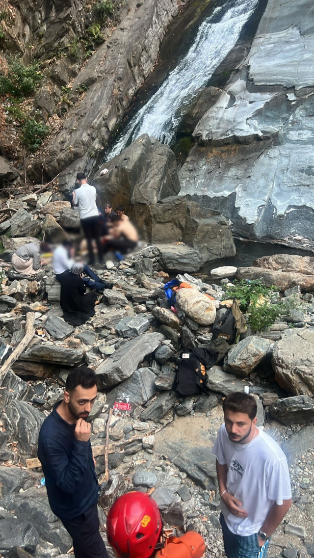 Şelale kenarındaki yürüyüşte dengesini kaybeden kadın uçuruma yuvarlandı