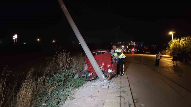 Çanakkale'nin Çan ilçesinde yolun karşısına geçmek isteyen aileye otomobil çarptı: 5 yaşındaki Masal Ç. hayatını kaybetti, 4 kişi ağır yaralandı