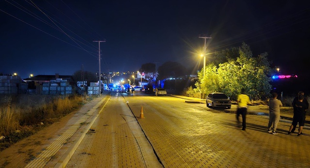 Çanakkale'nin Çan ilçesinde otomobil yolun karşısına geçen aileye çarptı, 5 yaşındaki Masal Çelik hayatını kaybetti, 4 kişi yaralandı