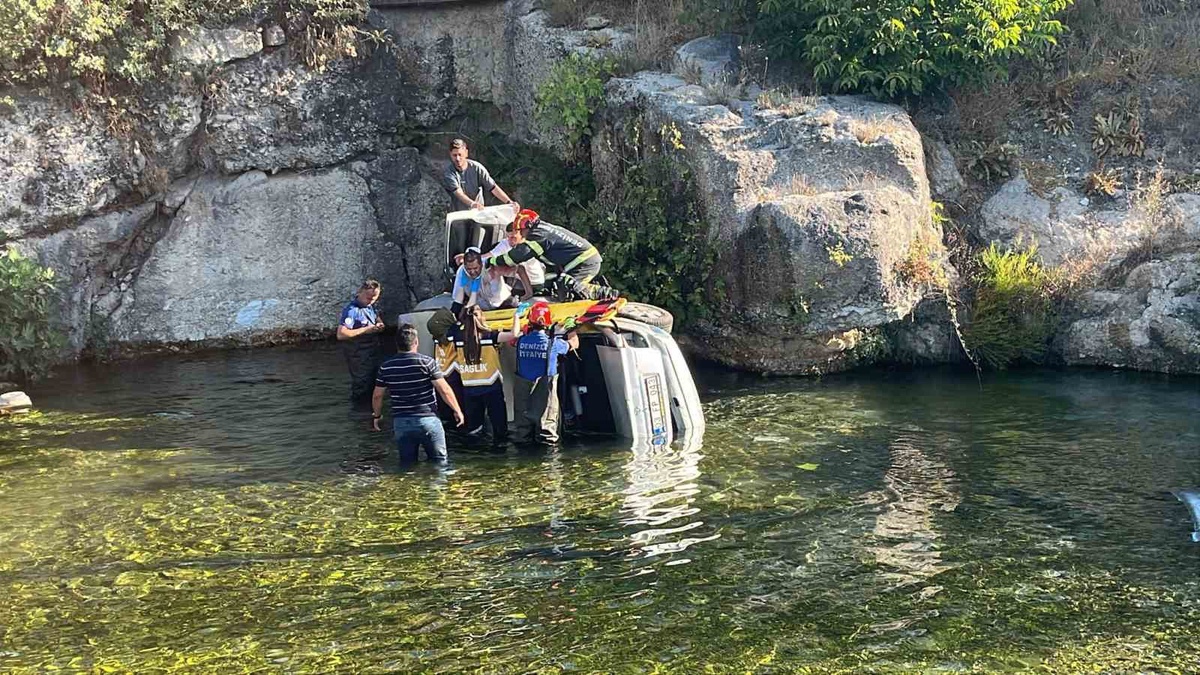 Çivril'de Otomobil Göle Uçtu: Sürücü Kurtarıldı
