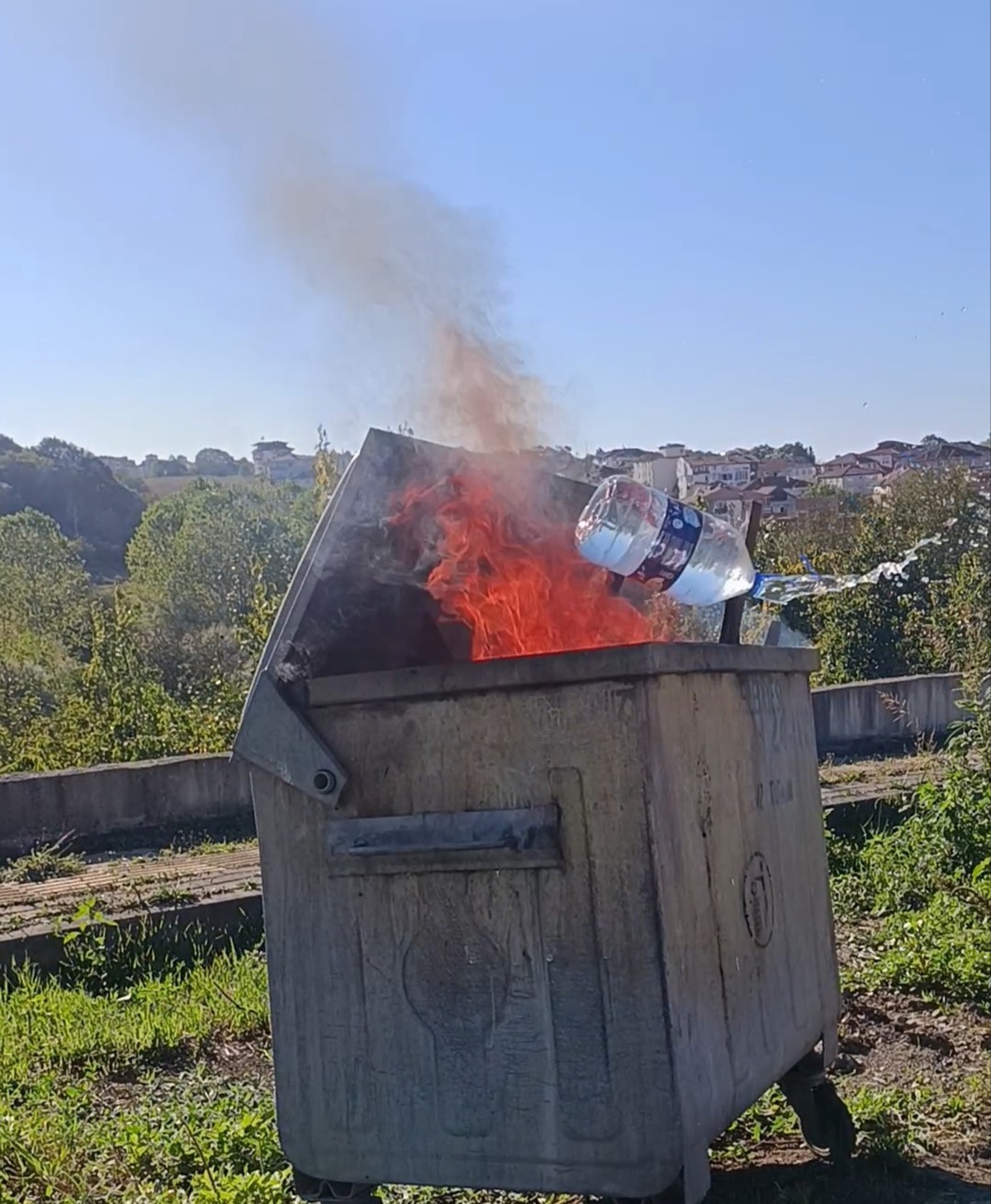 Bartın'da çöp konteynerinde çıkan yangını mahalleli söndürdü