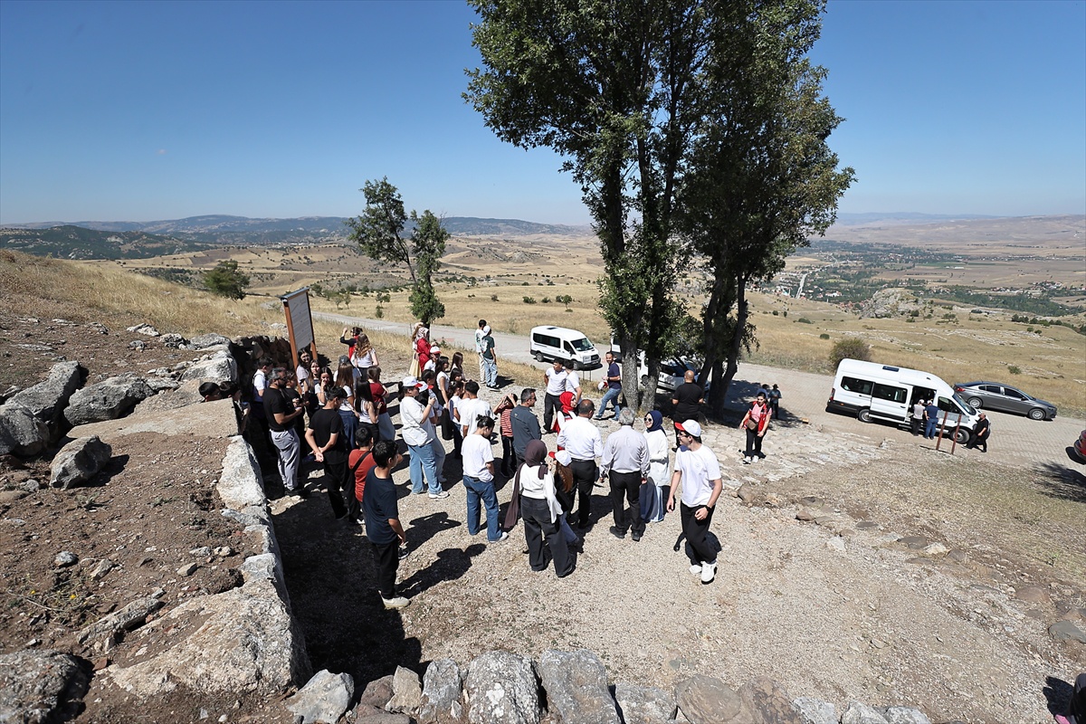 Çorum\'da çocuk şurası ve yeşil dönüşüm festivalinde 60 çocuk Hattuşa\'da lale tohumu ekti