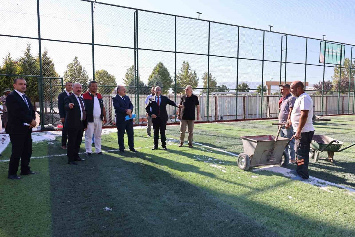 Çorum Valisi Ali Çalgan, yeni eğitim yılı öncesi okullardaki çalışmaları inceledi