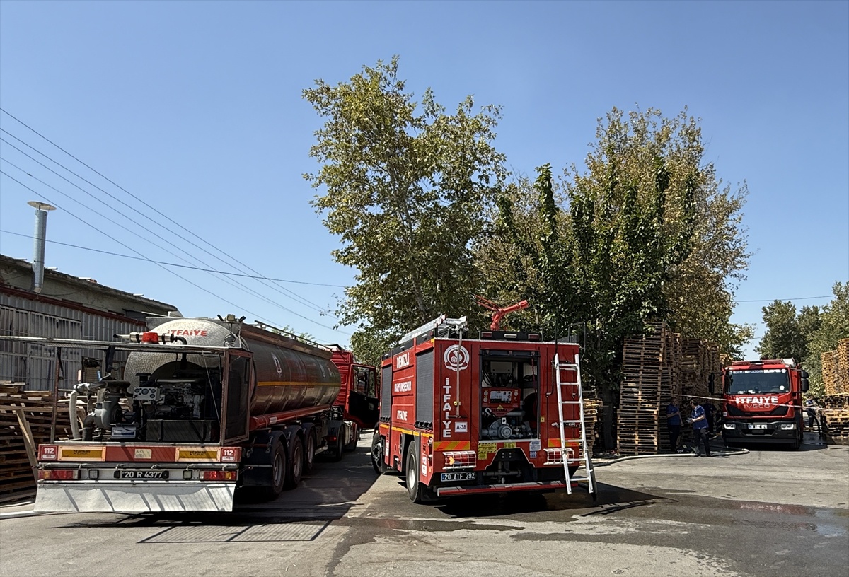 Denizli\'de palet fabrikasında çıkan yangın itfaiyenin müdahalesiyle söndürüldü