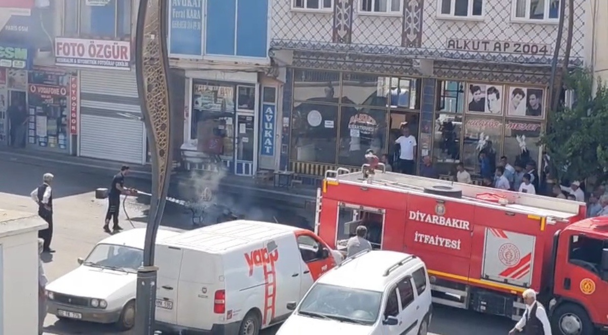 Diyarbakır’da hareket halindeki motosiklet alevlere teslim oldu