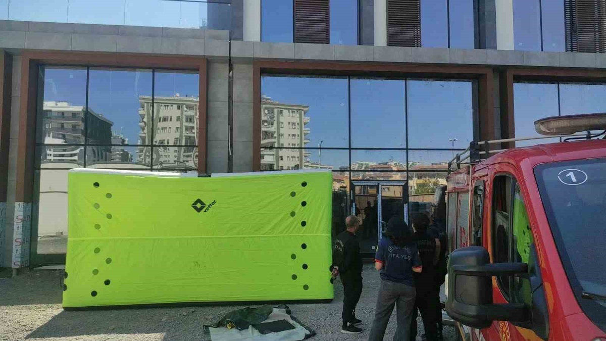 Diyarbakır Bağlar'da işçi ücretini alamayınca inşaatın son katında intihar girişiminde bulundu