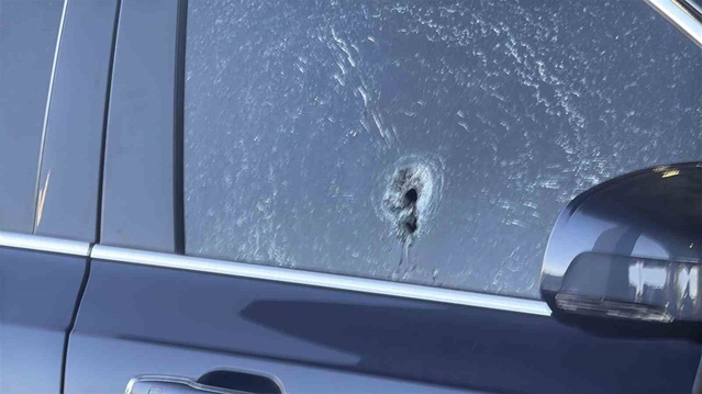 Diyarbakır Yenişehir'de trafik ışığında bekleyen otomobile silahlı saldırıda 2 kişi yaralandı