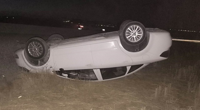 Diyarbakır Ergani'de otomobil tarlaya uçtu, takla attı ve 1 kişi yaralandı