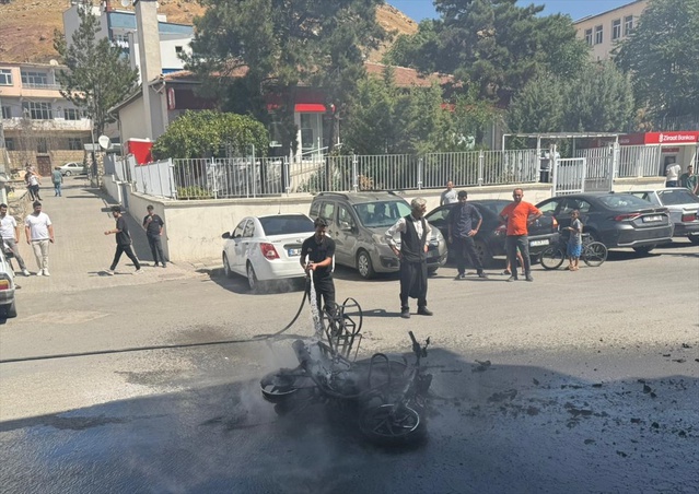Diyarbakır Çermik'te seyir halindeki motosiklet alev aldı