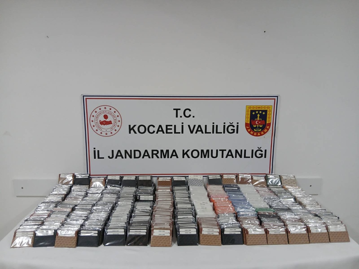 Dilovası'nda jandarmadan iki araçta operasyon; 2 gözaltı