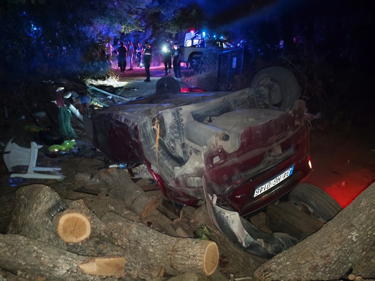 Edirne'nin Keşan ilçesinde Yayla köyü sahilinde otomobilin takla attığı kazada 4 kişi yaralandı