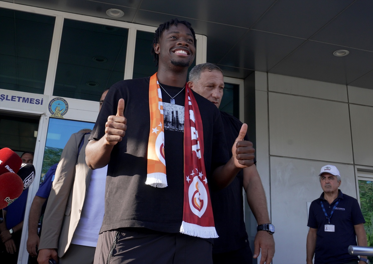 Galatasaray\'ın Leipzig\'den kadrosuna katmak istediği Fransız stoper Bitshiabu İstanbul\'da: \'Çok mutluyum\'