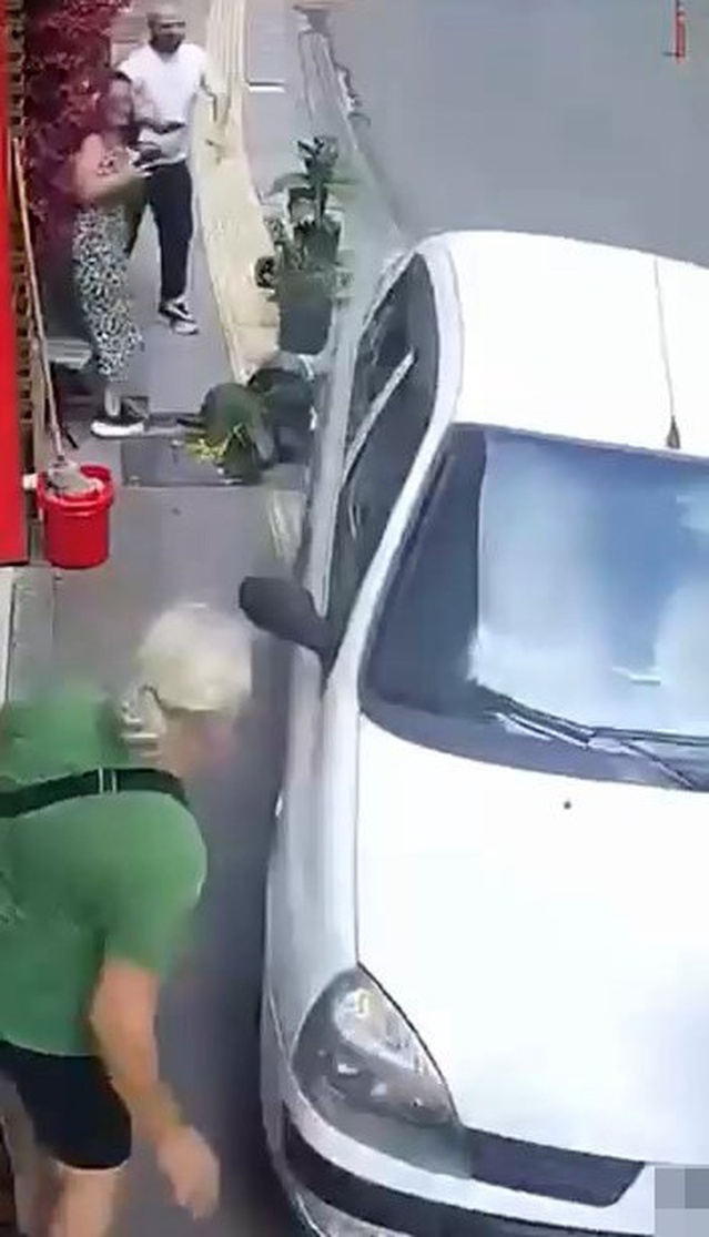 Giresun'da el freni çekilmeyen araç yayaya doğru ilerledi, o anlar kamerada